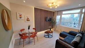 Smart TV - Lovely and Stylish Apartment: 3 bedroom&1 Living Room (London)