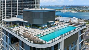 A rooftop pool with a view of the city skyline and water. - Stunning Studio Rooftop Pool - Prime Location (Miami)