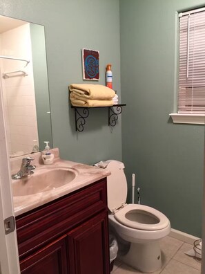 Bathroom - Gated Spacious 3BR 2BA Special Rate 28+ day stays (Baytown)