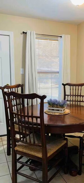 Dining - Gated Spacious 3BR 2BA Special Rate 28+ day stays (Baytown)