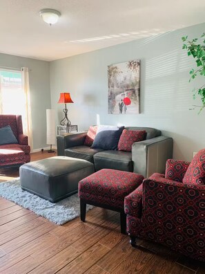 Living area - Gated Spacious 3BR 2BA Special Rate 28+ day stays (Baytown)