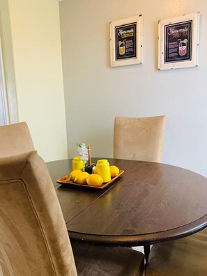 Dining - Sunshine Clean Gated Baytown Save Long Term Stays (Baytown)