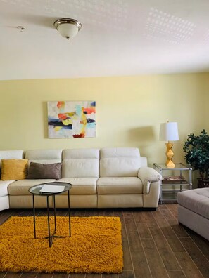Living area - Sunshine Clean Gated Baytown Save Long Term Stays (Baytown)