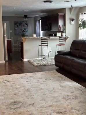 Living area - Stylish 3BR Home w 2BA Big Savings at 28 plus days (Baytown)