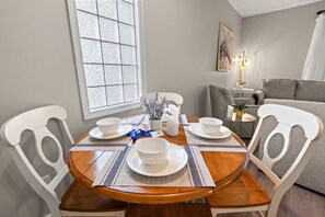 Dining - Unique Treehouse Getaway (Sunset Beach)