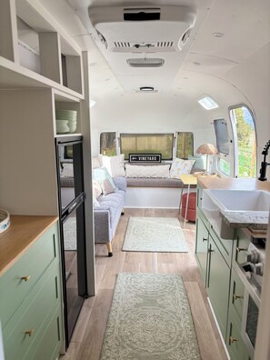 Interior - Summerland Vineyard Airstream – Wine Country Stay - Biking, Wine Tasting, Beachs (Summerland)