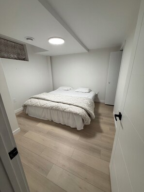 WiFi - Cozy 1 bedroom basement suite with private entrance (Winnipeg)