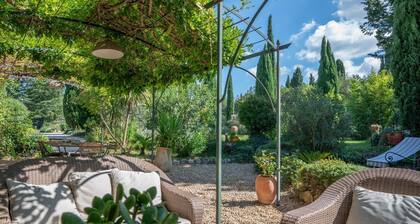 Mas provençal hors du temps et grande piscine dans un magnifique parc arboré