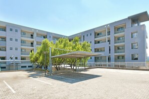 Exterior - 2-bedroom smart-styled apartment in welcoming Sandton with AC for comfort (Sandton)