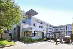 Exterior - 2-bedroom smart-styled apartment in welcoming Sandton with AC for comfort (Sandton)