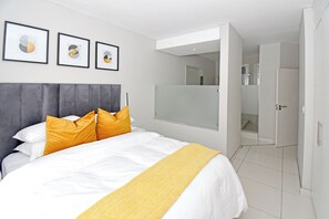 Room - 2-bedroom smart-styled apartment in welcoming Sandton with AC for comfort (Sandton)