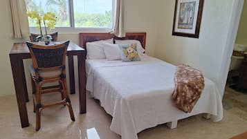 Iron/ironing board, WiFi, bed sheets