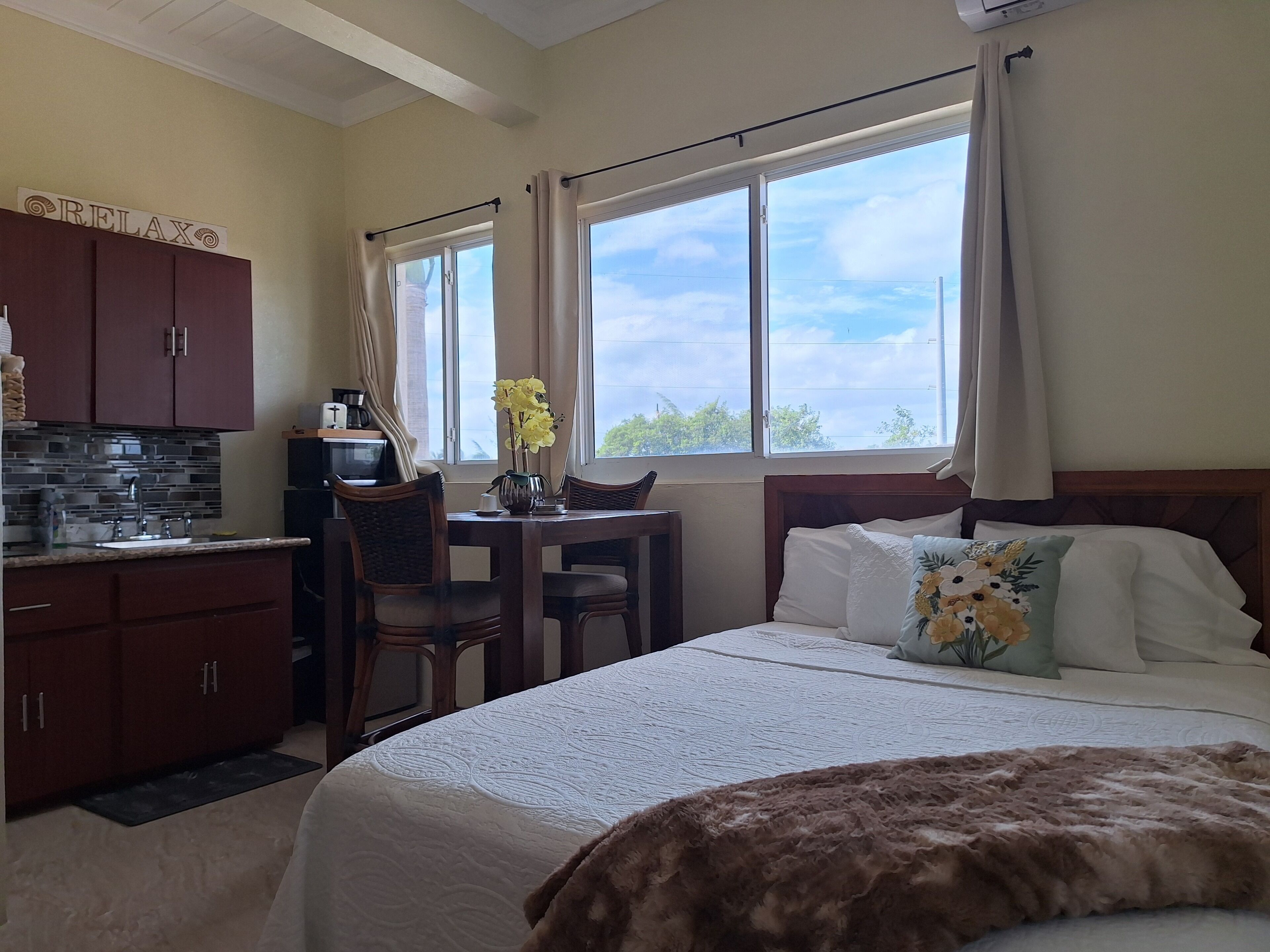Iron/ironing board, WiFi, bed sheets