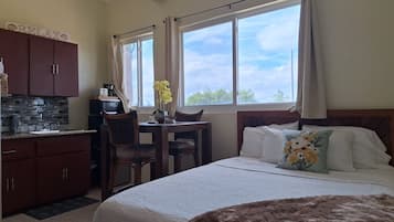 Iron/ironing board, WiFi, bed sheets