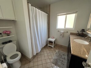 Bathroom - 2-bedroom townhome in lovely Los Angeles with AC (Los Angeles)