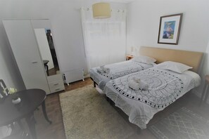3 bedrooms, iron/ironing board, free WiFi, bed sheets - Aveiro Apartment with Patio (Aveiro)