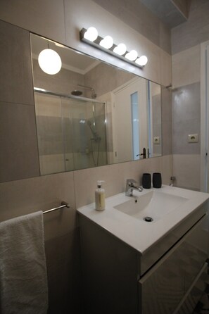 Shower, hair dryer, towels - Aveiro Apartment with Patio (Aveiro)