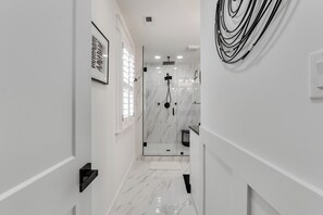 Shower, hair dryer, towels - The J | Northside RVA | 3 Kings | Garage+EVcharger (Richmond)