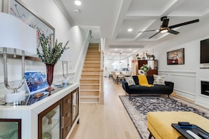 Smart TV, fireplace, stereo, offices - The J | Northside RVA | 3 Kings | Garage+EVcharger (Richmond)