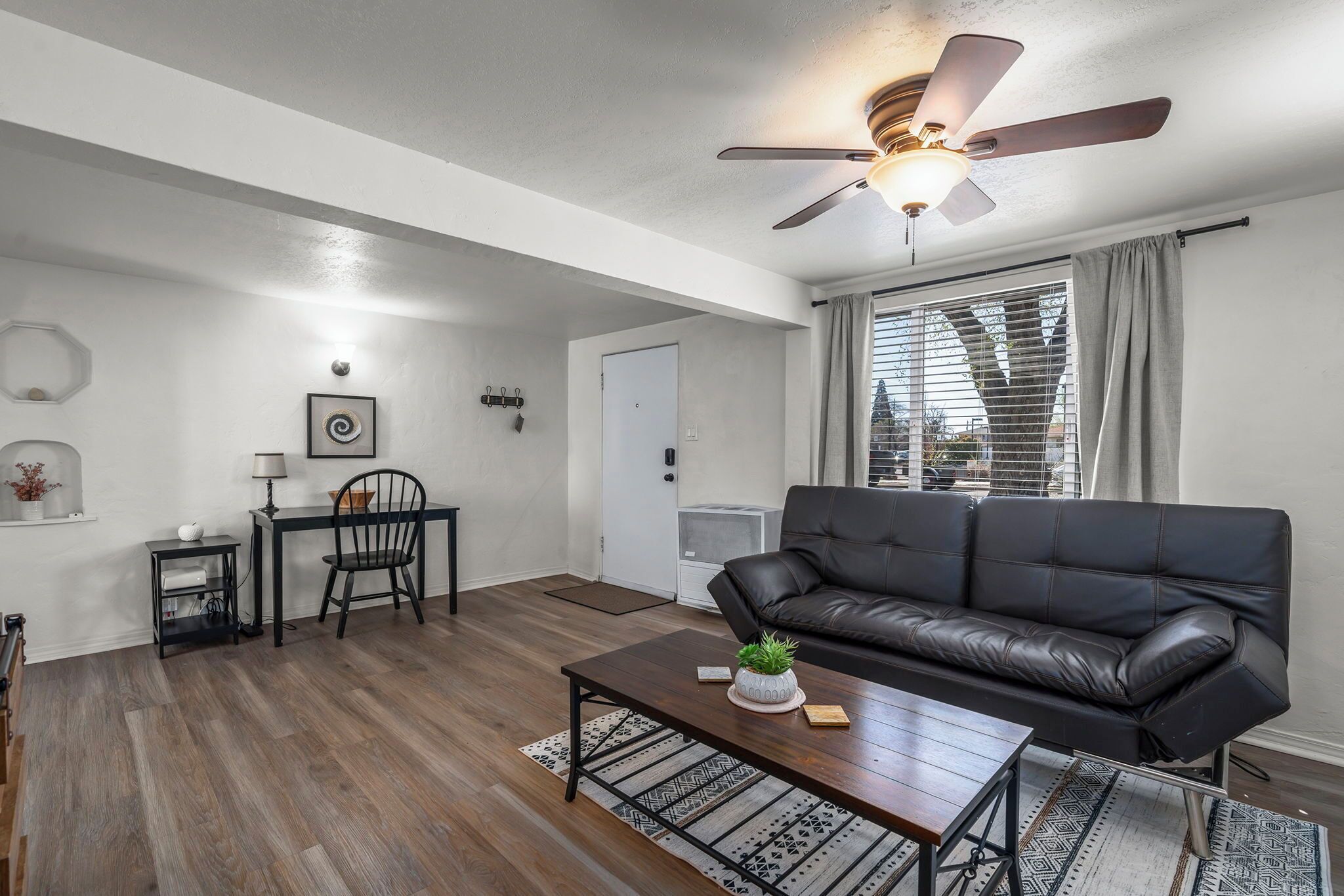 Velvet Ember-1939 Midtown Reno-refined Comfort-queen Bed ·Full Kitchen · Pets Ok - Sparks, NV
