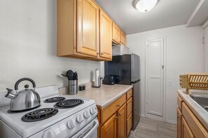 Fridge, microwave, oven, stovetop - Velvet Ember-1939 Midtown Reno-Refined Comfort-Queen Bed ·Full Kitchen · Pets OK (Reno)