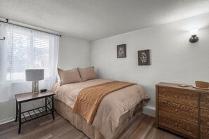 Desk, iron/ironing board, WiFi, bed sheets - Velvet Ember-1939 Midtown Reno-Refined Comfort-Queen Bed ·Full Kitchen · Pets OK (Reno)