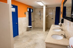 تجهيزات دش، مناشف، صابون، ورق حمّام