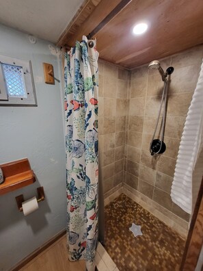 Dusche, Handtücher, Seife, Toilettenpapier