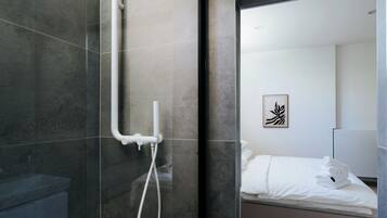 Doppia Superior, vista cortile | Bagno | Doccia, asciugacapelli, asciugamani, sapone