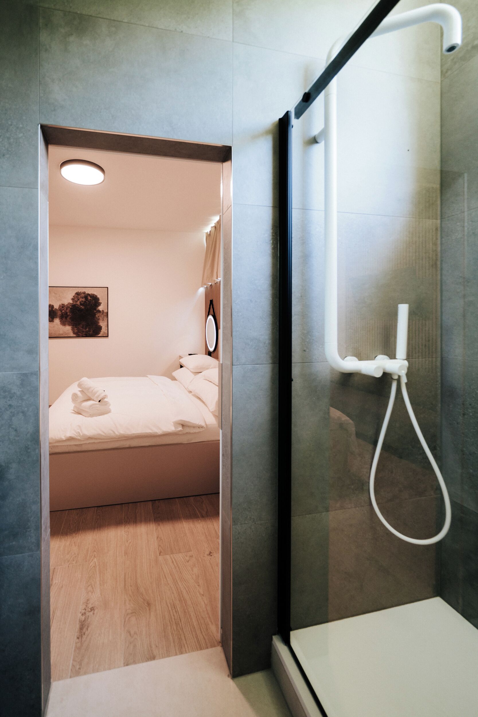 Chambre Double Supérieure, vue cour intérieure | Salle de bain | Douche, sèche-cheveux, serviettes fournies, savon
