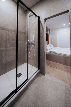 Habitación Deluxe doble, vistas al patio | Baño | Ducha, secador de pelo, toallas y jabón