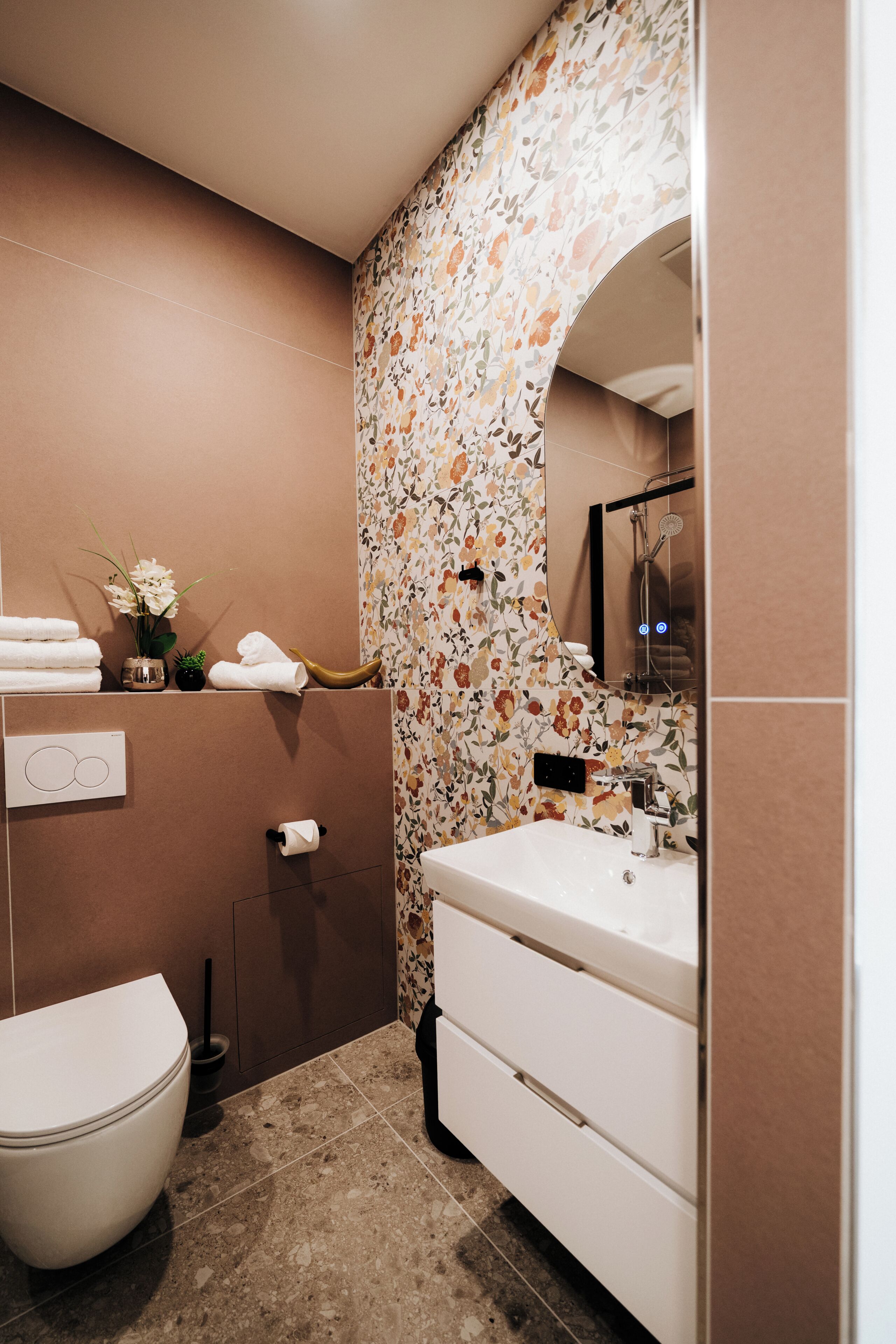Kahden hengen comfort-huone, näköala pihalle | Kylpyhuone | Suihku, hiustenkuivaaja, pyyhkeet, saippua