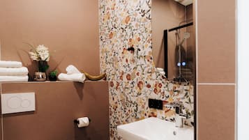 Kahden hengen comfort-huone, näköala pihalle | Kylpyhuone | Suihku, hiustenkuivaaja, pyyhkeet, saippua