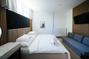 Superior Double Room, Courtyard View | In-room safe, blackout curtains, soundproofing, free WiFi - Veluna Salzburg One (Salzburg Stadt)