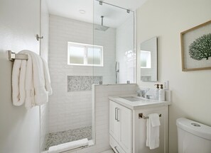 Shower, towels, shampoo - Coastal Manhattan Beach Home | Walk to Beach & Downtown (Manhattan Beach)