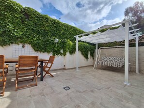 Outdoor dining - Villa in residence 150mt from the beach. Ideal for families with children (Fontane Bianche)