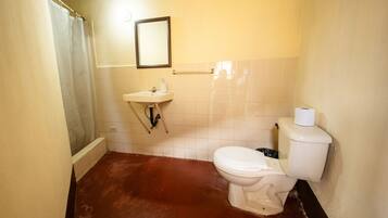 Habitación Deluxe, vistas al jardín | Baño | Toallas, jabón, champú y papel higiénico