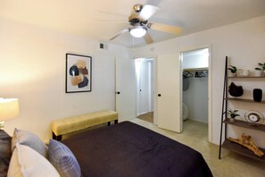 Tabla de planchar con plancha, wifi y ropa de cama 