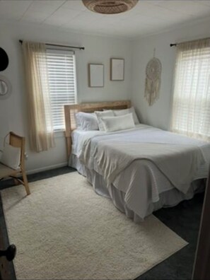 WiFi, bed sheets - Memorial Day & Eagleman & Ironman Cozy 2BR Home near water+Fenced in back yard (Cambridge)