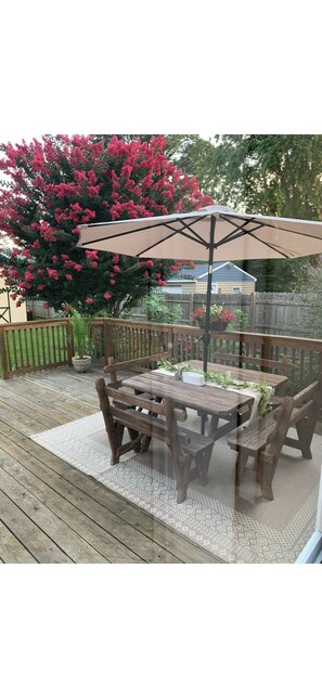 Outdoor dining - Memorial Day & Eagleman & Ironman Cozy 2BR Home near water+Fenced in back yard (Cambridge)