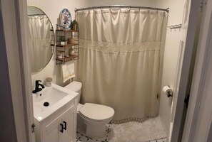 Towels, soap, toilet paper - Memorial Day & Eagleman & Ironman Cozy 2BR Home near water+Fenced in back yard (Cambridge)