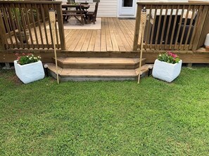 Outdoor dining - Memorial Day & Eagleman & Ironman Cozy 2BR Home near water+Fenced in back yard (Cambridge)