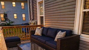 Une terrasse avec un canapé et une table basse.
