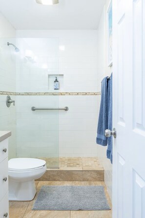 Hair dryer, towels, toilet paper - Waterfront Escape Steps to Sapphire Beach (East End)