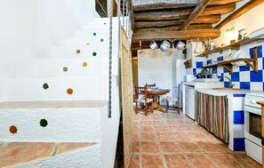Fridge, microwave, oven, stovetop - 3 bedroom amazing home in Berchules (Berchules)