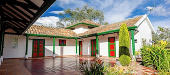 Colonial-style house with a fireplace, 10 minutes from downtown.