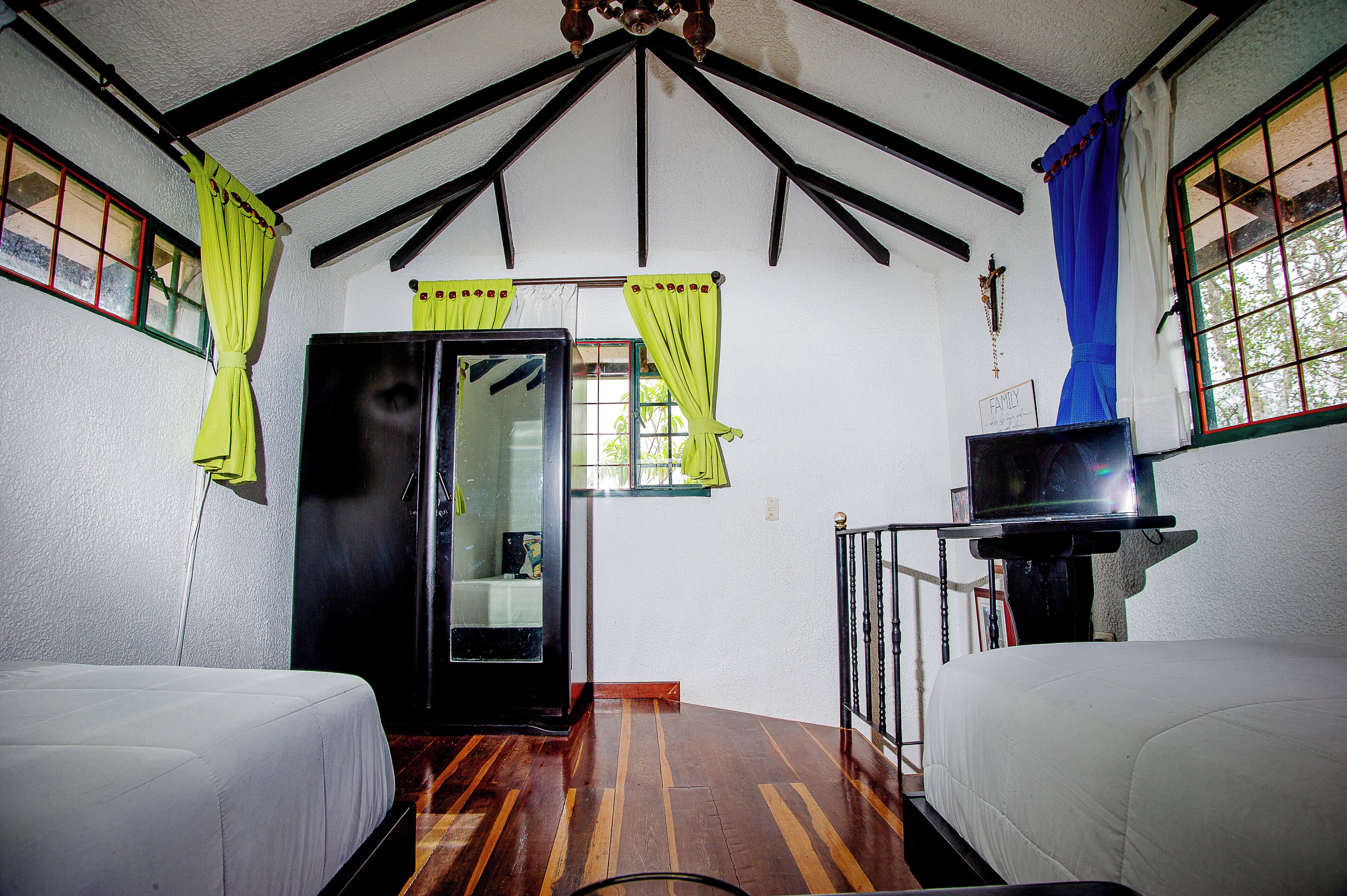 4 bedrooms, desk, iron/ironing board, free WiFi