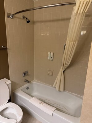 Baignoire, séchoir à cheveux, serviettes fournies, savon
