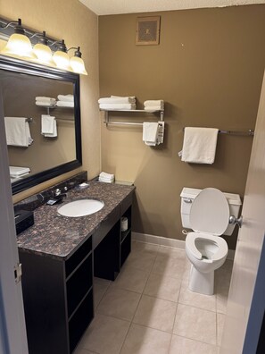 Bathtub, hair dryer, towels, soap - Escanaba Stay inn & suites (Escanaba)