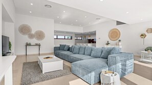 TV - Beachfront Living, Fire Pit, Large Backyard (The Entrance North)